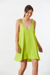 Vestido corto color verde lima, de corte suelto, con breteles finos con volados y escote en V.