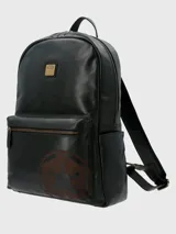 Mochila de cuero color negro con diseño inspirado en Darth Vader. Cuenta con compartimento principal con cierre, bolsillo acolchado para laptop de 15", bolsillo interior con cierre, bolsillo frontal con cierre, bolsillos laterales, pasador para maleta, bolsillo trasero con cierre y correas ajustables. El forro interior tiene diseño Dark Side. Edición limitada con número único grabado.