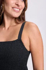 Vestido largo negro con breteles finos y cuerpo elastizado. Falda con broderie calado.