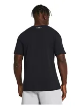 Remera deportiva Under Armour color naranja con logo estampado en el frente en tonos amarillo y rojo.