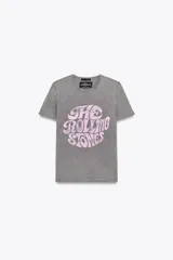 Camiseta gris de algodón y lino con cuello redondo y manga corta. Estampado frontal con el logo de la banda The Rolling Stones en color rosa.