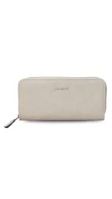 Billetera larga color beige de símil cuero, con cierre perimetral y bolsillo trasero con cierre.
