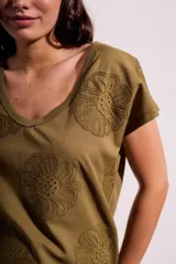 Remera color verde oliva con cuello en V y bordado de flores.
