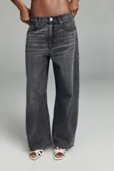 Jeans de tiro medio, estilo balloon baggy, color gris oscuro lavado. Presenta pierna muy ancha y largo completo, con aberturas sutiles en los bajos.