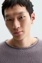 Jersey color crudo de algodón con textura, corte relaxed fit, cuello redondo y manga larga. Acabados en rib con detalle de vuelta.