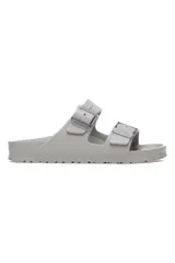 Sandalias Birkenstock Arizona de goma color gris, con dos correas ajustables y hebillas transparentes.