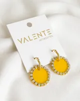 Aros colgantes con aro de acero dorado y dije circular de acrílico amarillo con borde de strass.