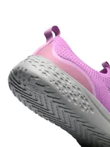 Championes slip-on Umbro New Flex para mujer, color lila, con capellada de tejido de punto y suela de goma gris.