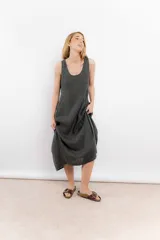 Vestido midi gris de lino, corte recto, sin mangas y con bolsillos laterales.