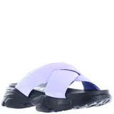 Sandalias con plataforma color lila, con tiras anchas cruzadas sobre el empeine y suela negra con diseño texturizado.