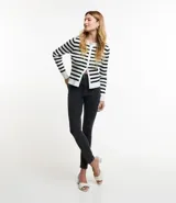 Pantalón de jean skinny color gris oscuro, con cintura alta, trabillas, cierre con botón y cremallera, bolsillos delanteros y traseros.