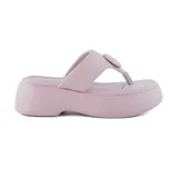 Sandalias de plataforma color lila, con tira ancha sobre el empeine y tira entre los dedos.