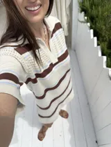 Vestido corto tejido de algodón a rayas horizontales color crudo, marrón y celeste, con cuello polo y mangas cortas.