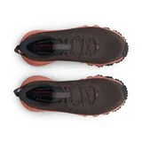 Championes de trail running Under Armour Charged Maven Trail, color marrón con detalles en naranja y negro. Diseñados para senderos, con capellada de malla transpirable, entresuela Charged Cushioning para amortiguación y suela de goma con tacos para tracción.
