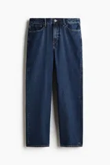 Pantalón de jean azul oscuro, de corte holgado desde la cadera hasta el ruedo, con pierna ancha y tiro bajo.