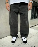 Pantalón negro gastado oscuro de tela denim con corte mega baggy.