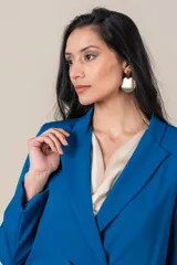 Blazer cruzado de crepe y spandex, con botones forrados y pespuntes en los detalles.