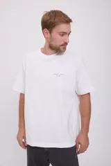 Camiseta blanca de algodón con estampado en la espalda con motivos geométricos y texto en color lila.