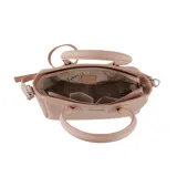 Cartera de mano tipo satchel o tote pequeña, color negro, con textura de cuero granulado. Posee dos asas superiores y una correa ajustable y desmontable para llevar al hombro o cruzada. Presenta un aplique metálico con el nombre de la marca en el frente.