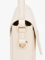Cartera mensajera color crema con monograma TH dorado en el frente. Tiene asa superior, correa de textil trenzado ajustable y extraíble, cierre de solapa magnético, bolsillo interior con cremallera y monedero extraíble con cremallera.
