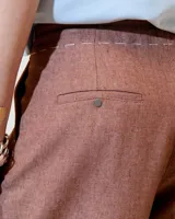 Pantalón azul de lino y algodón, con pinzas, corte recto y cordón ajustable en la cintura.