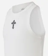 Musculosa blanca de algodón con cuello redondo, corte muscle y bordado de cruz texturizada en el pecho.