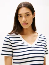 Remera de algodón a rayas horizontales blancas y azul marino, con cuello en V y corte slim.