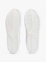 Zapatillas de estilo tenis confeccionadas en piel napa blanca, con diseño de corte bajo y cierre de cordones. Presentan un panel de contraste en el talón en color azul marino, forro de poliéster y suela de goma. Incluyen el parche distintivo de Tommy Jeans en el lateral.