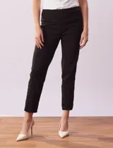 Pantalón negro de gabardina elastizada con pretina ancha elastizada, bolsillos delanteros simulados, bolsillos traseros aplicados y ruedo calado.