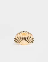 Broche dorado con forma de caracola de mar.