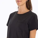Remera negra de manga corta con bolsillo en el pecho.