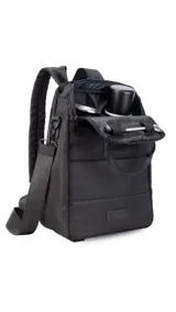 Mochila matera confeccionada en tela impermeable color beige, diseñada con dos compartimientos independientes para el kit de mate y objetos personales. Cuenta con bolsillos internos, asas de mochila acolchadas, asa de mano superior y una correa ajustable extraíble para llevar al hombro.