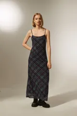 Vestido midi de poliéster con estampado a cuadros en tonos azul, gris y rojo. Diseño al cuerpo con breteles finos.