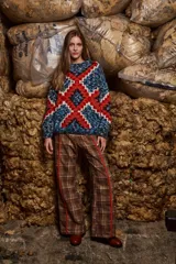 Sweater de lana multicolor con diseño geométrico en azul, rojo y blanco. Tejido a mano con cuello redondo y calce holgado.