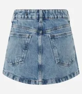Minifalda de denim azul claro con cintura media, trabillas, bolsillos y cierre frontal con botón y cremallera.