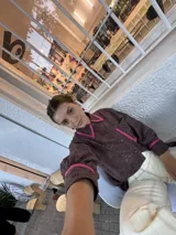 Camisa de broderie color chocolate con detalles de bies en color fucsia en el cuello, bolsillos y puños. Presenta un corte amplio, estilo relajado, mangas largas y cierre frontal con botones.