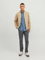 Pantalón chino gris con cierre de cremallera.