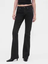 Jean de corte recto y tiro medio, color negro, con diseño clásico de cinco bolsillos y cierre frontal con botón y cremallera.