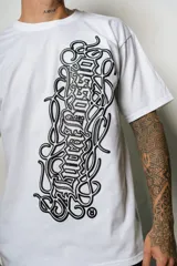 Remera blanca de algodón con estampado vertical en el lateral derecho con el texto "Lucca Bossio Punto Com 16".