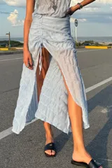 Conjunto de top y falda midi celeste con textura arrugada. La falda es de gasa y tiene un frunce delantero que permite regular el largo.