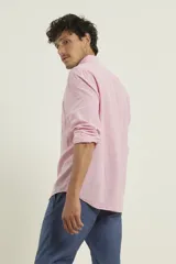 Camisa azul marino de lino y algodón, con cuello abotonado, manga larga con puños enrollados, bolsillo de parche en el pecho y cierre frontal con botones.