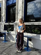 Pantalón jean de tiro bajo, corte wide leg y color marrón oscuro.