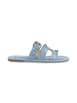 Sandalia chatita de cuero con estampado croco color negro, con hebilla metálica de ajuste en el empeine y suela de TR.