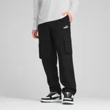 Pantalón cargo recto de hombre, color negro, con bolsillos laterales y logo de Puma estampado en blanco en la pierna izquierda.