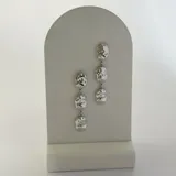 Aros colgantes plateados de acero quirúrgico hipoalergénico, con tres piezas martilladas con textura.