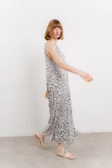 Vestido largo sin mangas de algodón con estampado animal print y escote redondo. Tiene bolsillos laterales y corte suelto.