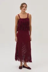 Top tejido color bordó con lurex, breteles anchos y flecos en el frente y espalda.