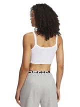Musculosa corta Under Armour Rival Rib, color blanco, de tejido acanalado suave y elástico, con cuello cuadrado y logo pequeño en el lateral.