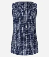 Blusa sin mangas de microfibra leve, color azul marino con estampado geométrico en blanco y escote drapeado.