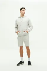 Short de felpa azul marino con textura, bolsillos laterales y trasero, cintura regulable y logo bordado.